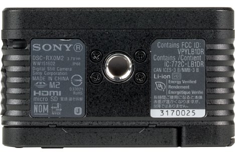 Bild Sehr schön: Anders als bei vielen Actioncams, hat die Sony DSC-RX0 II an der Unterseite mittig ein stabiles Stativgewinde aus Metall und lässt sich dadurch mit entsprechendem Standard-Zubehör direkt irgendwo befestigen. [Foto: MediaNord]