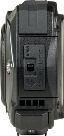Bild Hinter einer wasserdichten Klappe bietet die Ricoh WG-60 eine Micro-HDMI- sowie eine Micro-USB-Schnittstelle. Über letztere wird der Akku in der Kamera geladen. [Foto: MediaNord]