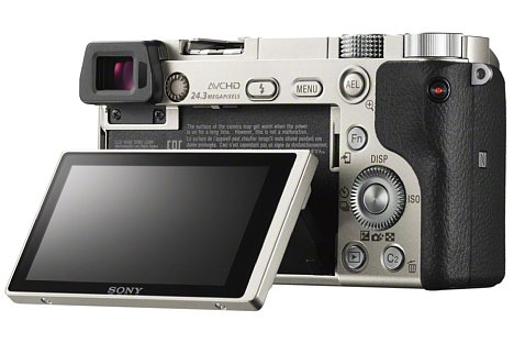 Bild Die Sony Alpha 6000 besitzt einen 7,5-cm-Klappbildschirm mit 921.000 Bildpunkten sowie einen OLED-EVF mit 1,44 Millionen Bildpunkten Auflösung. [Foto: Sony]