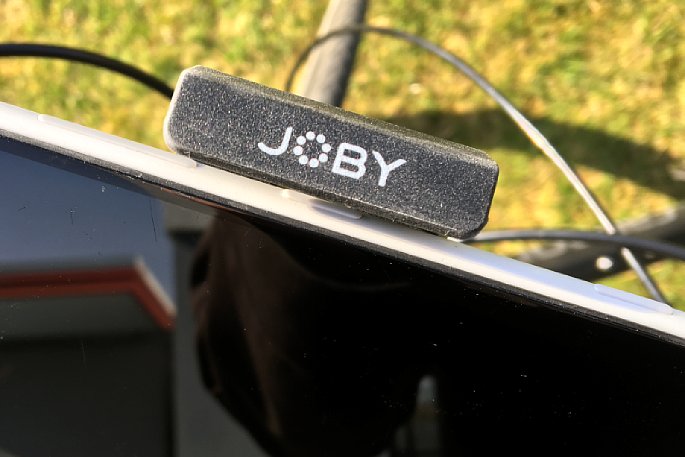 Bild Selbst sehr große Smartphones (Phablets) mit maximal 90 mm Breite passen in die Joby GripTight Bike Mount PRO Lenkerhalterung. Allerdings muss seitlich ein 45 mm breiter Bereich ohne Tasten vorhanden sein. Das ist hier nicht der Fall. [Foto: MediaNord]