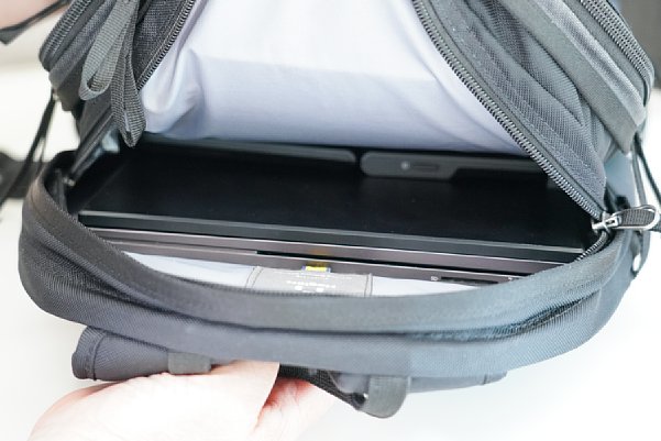 Bild ViewSonic VP16-OLED und Laptop übereinander im Rucksack. Hier ohne Sonnenblende – das geht sehr gut. [Foto: MediaNord]