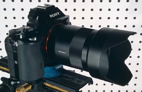 Bild Das Sony FE 55 mm 1.8 Sonnar T* ZA (SEL-55F18Z) mit angesetzter Sonnenblende im Testlabor von digitalkamera.de. [Foto: MediaNord]