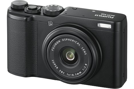 Bild Die Fujifilm XF10 ist die wohl kompakteste und mit knapp unter 500 Euro vor allem preisgünstigste APS-C-Kompaktkamera am Markt. [Foto: Fujifilm]
