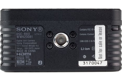 Bild Perfekt: Schön mittig platziertes Stativgewinde der Sony DSC-RX0. Zudem befindet sich unten keine Klappe für Akku oder Schnittstellen. Die Kamera kann also immer montiert bleiben. [Foto: MediaNord]