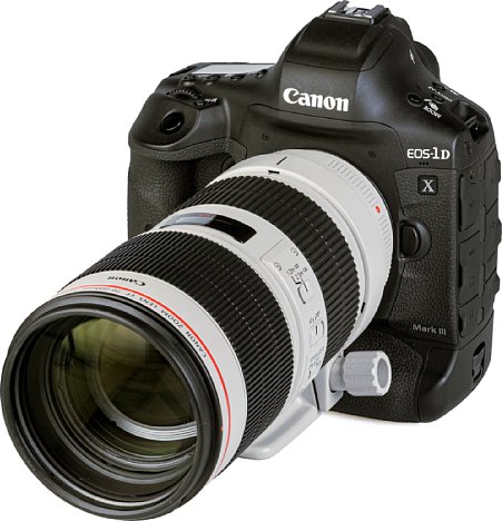 Bild Dank der guten Ergonomie der EOS-1D X Mark III liegt die Kombination mit dem Canon EF 70-200 mm 2.8 L IS III USM trotz 3,1 Kilogramm Gewicht gut in der Hand. [Foto: MediaNord]