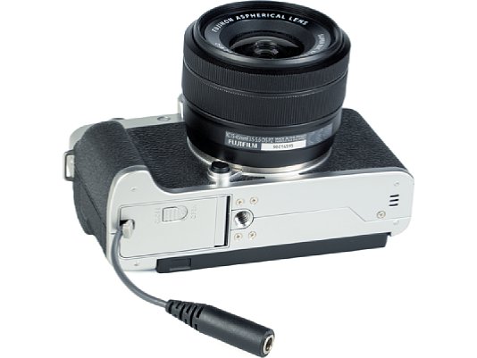 Bild Die Fujifilm X-T200 kann zwar über USB geladen, aber nicht dauerhaft mit Strom versorgt werden. Hierzu muss das Akku durch den optionalen Fujifilm CP-W126 Gleichstromkuppler ersetzt und ein externes 9V-Netzteil angeschlossen werden. [Foto: MediaNord]