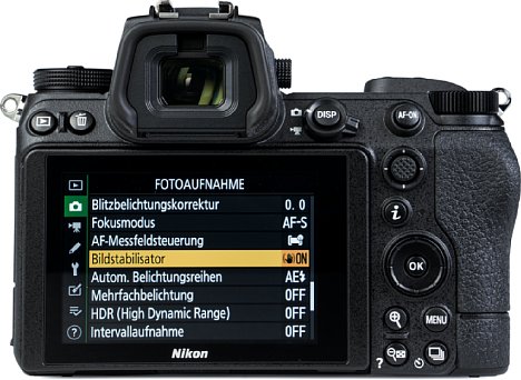 Bild Der rückwärtige Touchscreen der Nikon Z 7II lässt sich nach oben und unten klappen, die Menüs sind altbekannt. Beeindruckend groß und hochauflösend zeigt sich der elektronische Sucher. [Foto: MediaNord]