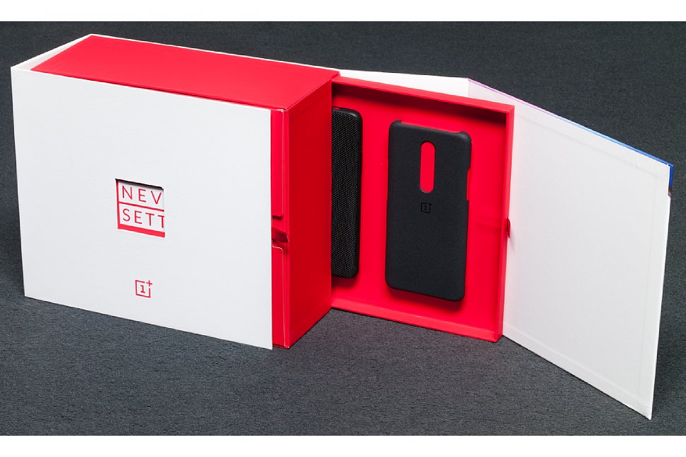 Bild In einem "Geheimfach" fanden sich noch zwei zusätzliche Schutzhüllen für das OnePlus 7 Pro. [Foto: MediaNord]