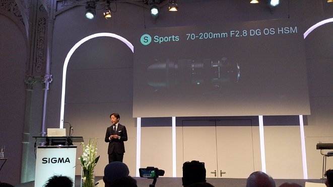 Bild Das neue 70-200mm F2,8 DG OS HSM Sports für Sigma SA, Canon EF und Nikon F) soll in seiner Klasse neue Maßstäbe setzen. Es kommt schon im Dezember, der Preis steht noch nicht fest, dürfte aber im Bereich von 1.300 bis 1.600 Euro liegen. [Foto: MediaNord]