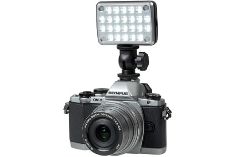 Bild Auch auf einer Systemkamera kann ein SmartCluster Micro eingesetzt werden. [Foto: Kaiser Fototechnik]