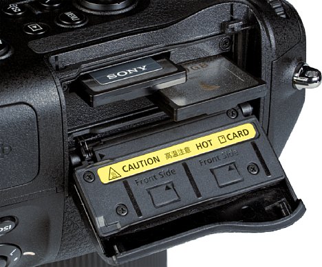 Bild Das Speicherkartenfach der Nikon Z 9 bietet Platz für zwei Karten des Typs XQD oder CFexpress Typ B, wobei letztere aufgrund der höheren Geschwindigkeit zu bevorzugen sind. Fast 1.000 MB/s kann die Z 9 schreiben. [Foto: MediaNord]