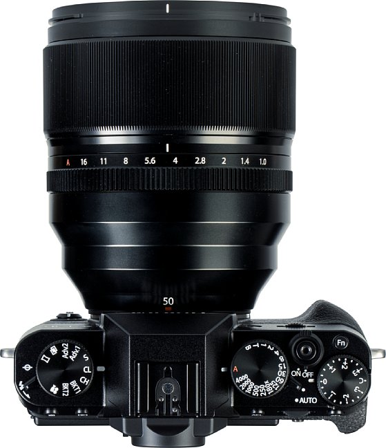 Bild Wie groß das Fujifilm XF 50 mm F1.0 R WR ist, zeigt sich erst im Größenverhältnis zur Kamera. Auch das Gewicht des Objektivs ist mehr als doppelt so hoch. Belohnt wird man mit einer bereits ab Offenblende hohen Auflösung. [Foto: MediaNord]