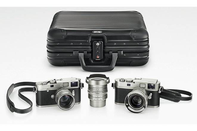Bild Das Set Leica M Edition 100 enthält in einem edlen Koffer die analoge Leica M-A, die digitale M Monochrom sowie drei Summilux-Objektive mit 28, 35 und 50 mm Brennweite. Alle sichtbaren Metallteile sind in Edelstahl ausgeführt. [Foto: Leica]