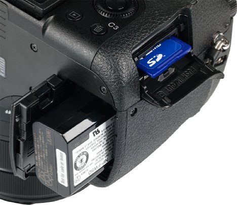 Bild Der Lithium-Ionen-Akku sowie die Speicherkarte (SD oder MemoryStick) werden bei der Sony DSC-RX10 III in separaten Fächern entnommen. [Foto: MediaNord]