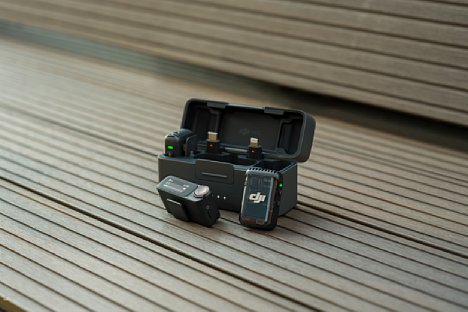 Bild DJI Mic 2 mit Ladebox, einem Empfänger, zwei Sendern und Smartphone-Adaptern. [Foto: DJI]