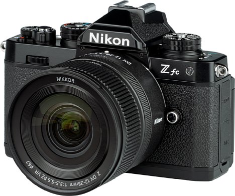 Bild Zusammen bringen die Nikon Z fc und das Z 12-28 mm F3.5-5.6 PZ VR DX gerade einmal 644 Gramm auf die Waage. Dafür wird bildstabilisiert von 18-42 mm gezoomt und maximal 0,28-fach (0,42-fach im Kleinbildäquivalent) vergrößert. [Foto: MediaNord]