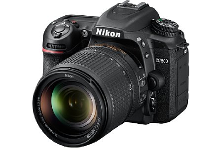 Nikon D7500 mit 18-140 mm. [Foto: Nikon]