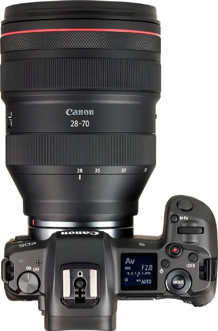 Bild An der EOS R lässt sich das Canon RF 28-70 mm 2L USM trotz seines hohen Gewichts dank des ergonomischen Kameragriffs gut hantieren. Zoom-, Fokus- und Einstellring lassen sich ebenfalls gut bedienen, auch wenn letzterer etwas exponiert ist. [Foto: MediaNord]
