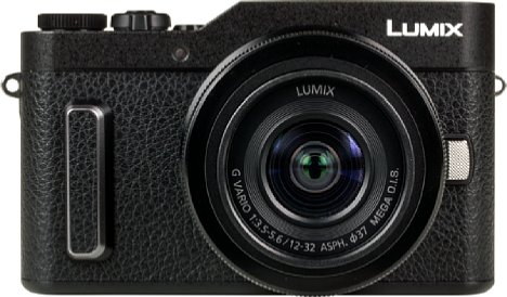 Bild Mit 107 mal 65 mal 35 mm und einem betriebsbereiten Gewicht von 338 Gramm samt dem abgebildeten 12-32 mm gehört die Panasonic Lumix DC-GX880 zu den aktuell kompaktesten und leichtesten spiegellosen Systemkameras. [Foto: MediaNord]