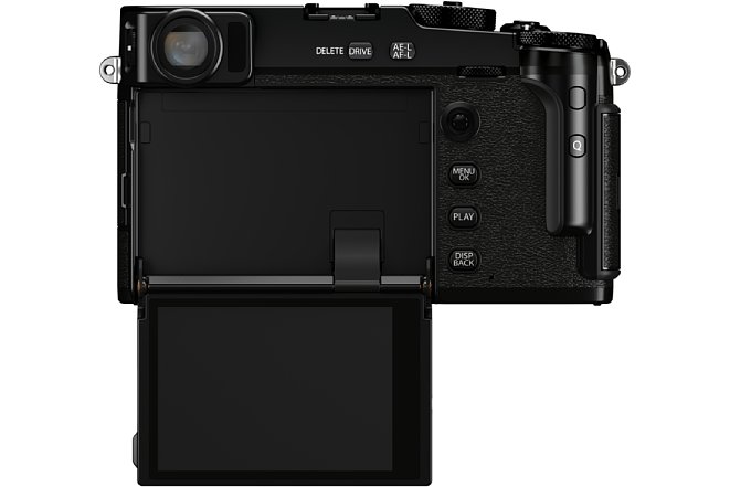 Bild Der rückwärtige 7,6cm-Touchscreen der Fujifilm X-Pro3 kommt erst zum Vorschein, wenn man ihn von der Rückwand abklappt. Er löst mit 1,62 Millionen Bildpunkten fein auf. [Foto: Fujifilm]
