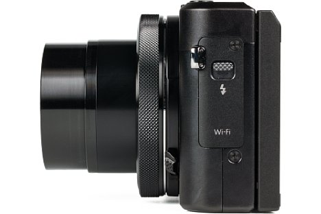 Bild Das Metallgehäuse der Canon PowerShot G7 X Mark II besitzt einen Kunststoffeinsatz für die WLAN-Antenne. Der Blitz muss manuell entriegelt werden. [Foto: MediaNord]
