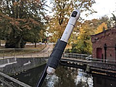 Wo kein Stativgewinde ist, hilft Gewebeband. Die Vecnos IQUI vorbereitet für den Einsatz am 3-Meter-Selfie-Stick für Testaufnahmen an der Wassermühle. [MediaNord]