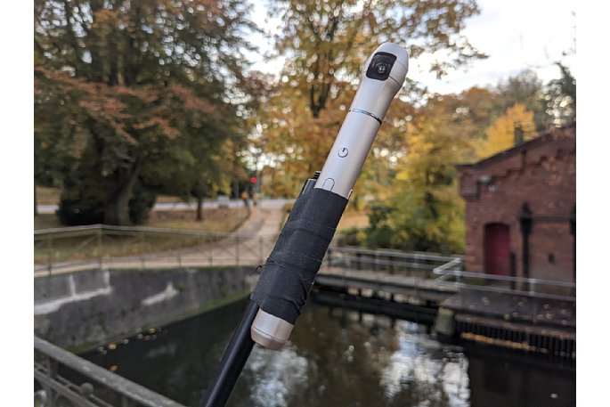 Bild Wo kein Stativgewinde ist, hilft Gewebeband. Die Vecnos IQUI vorbereitet für den Einsatz am 3-Meter-Selfie-Stick für Testaufnahmen an der Wassermühle. [Foto: MediaNord]
