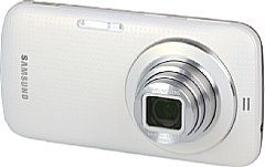Im Gegensatz zum Vorgängermodell S4 Zoom sieht das Samsung Galaxy K Zoom mehr wie ein Smartphone mit einem größeren Objektiv sowie einem Blitz aus. [Samsung]