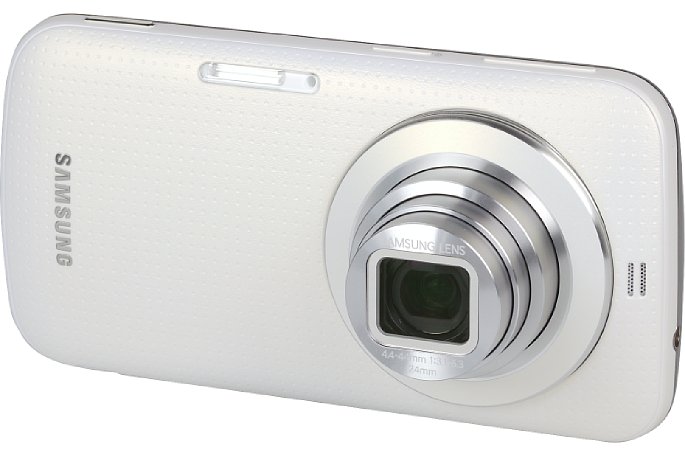 Bild Im Gegensatz zum Vorgängermodell S4 Zoom sieht das Samsung Galaxy K Zoom mehr wie ein Smartphone mit einem größeren Objektiv sowie einem Blitz aus. [Foto: Samsung]