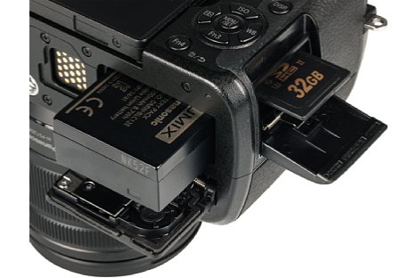 Bild Die getrennten Fächer für den Akku und die Speicherkarte sind bei der Panasonic Lumix DMC-G81 sehr praktisch, vor allem wenn man gerne mit Stativ fotografiert und daher eine Wechselplatte montiert lässt. [Foto: MediaNord]