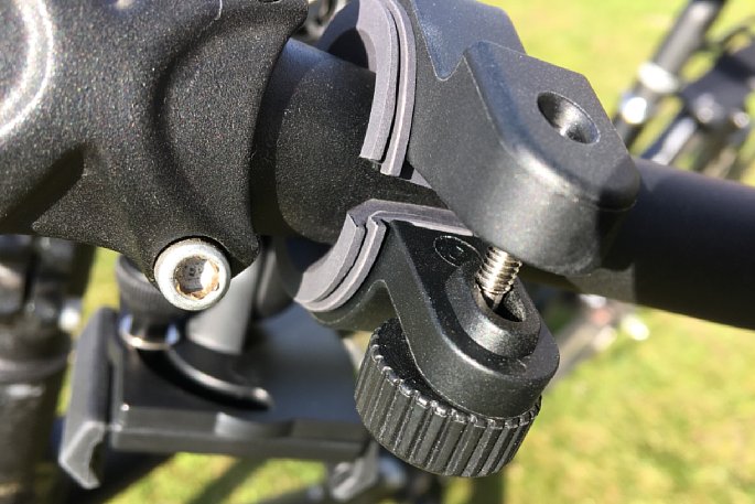 Bild Mit der Rändelschraube lässt sich erstaunlich viel Kraft aufbauen, sodass die Joby GripTight Bike Mount PRO Lenkerhalterung auf den weichen Gummi-Manschetten sehr stramm sitzt. [Foto: MediaNord]