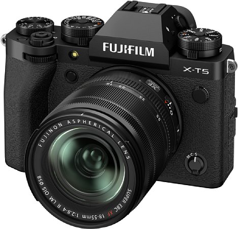 Bild Das robuste, spritzwassergeschützte Gehäuse der Fujifilm X-T5 ist 5 mm schmaler, 2 mm niedriger und 50 Gramm leichter als das der X-T4. [Foto: Fujifilm]