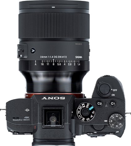 Bild Das Sigma 24 mm F1.4 DG DN Art ist nicht zu groß an der Sony Alpha 7R III und bietet ein sehr gutes Anfassgefühl dank des griffigen und großen Fokusrings. [Foto: MediaNord]