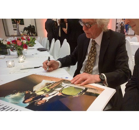 Bild Douglas Kirkland signiert für digitalkamera.de den Zeiss Kunstkalender 2015. [Foto: MediaNord]