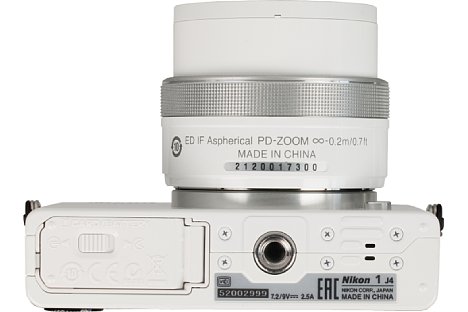 Bild Das Stativgewinde der Nikon 1 J4 liegt vorbildlich auf der optischen Achse. Bei Montage einer Schnellwechselplatte kann die Klappe für Akku und Speicherkarte aber nicht mehr geöffnet werden. [Foto: MediaNord]