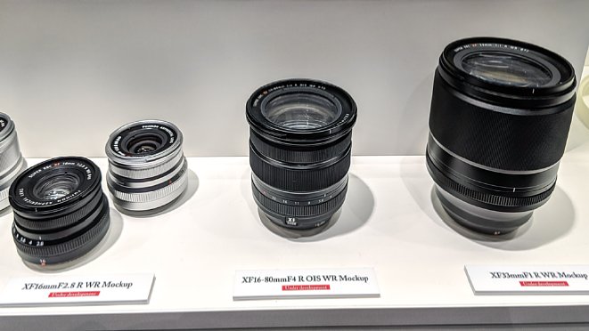 Bild Fujifilm XF Objektiv-Mockups. Von links nach rechts das XF 16 mm F2.8 R WR (24 mm KB), das XF 16-80 mm F4 R OIS WR (24-120 mm im Kleinbildäquivalent) und das ultralichtstarke XF 33 mm F1 R WR (50 mm KB). [Foto: MediaNord]