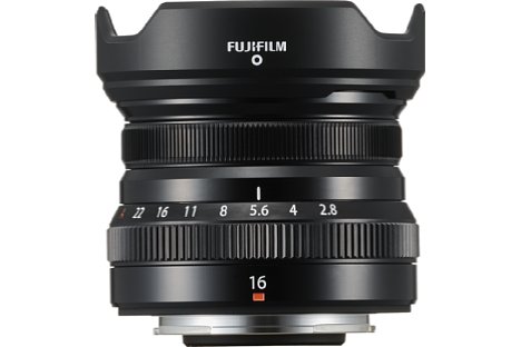 Bild Eine Streulichtblende gehört beim Fujifilm Fujinon XF 16 mm F2.8 R WR zum Lieferumfang. [Foto: Fujifilm]