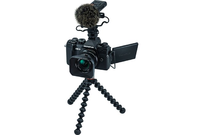 Bild Olympus OM-D E-M5 Mark III Vlogging-Kit mit 12 mm F2, Linear-PCM-Recorder LS-P4 samt Windschutz, Shock-Mount-Adapter SM2, 3,5mm-Audiokabel KA335 und Joby GorillaPod 500. [Foto: Olympus]
