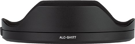 Bild Die passende Streulichtblende Sony ALC-SH177 gehört zum Lieferumfang des FE 16-35 mm F2.8 GM II, auch eine Tasche ist dabei. [Foto: MediaNord]