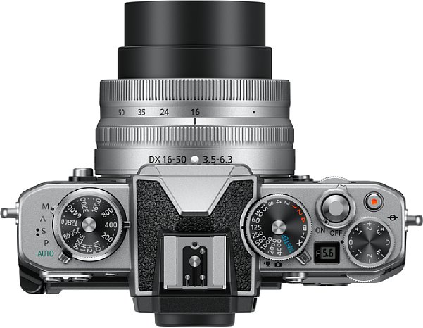 Bild Auf der Oberseite besitzt die Nikon Z fc drei Alu-Einstellräder für ISO-Empfindlichkeit, Belichtungszeit und Belichtungskorrektur. Ein Mini-LCD zeigt zudem den eingestellten Blendenwert an. [Foto: Nikon]