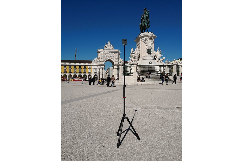 Bild Selfie-Stick im Einsatz als Stativ-Verlängerung auf einem Reisestativ mit einer GoPro Fusion Panoramakamera. [Foto: MediaNord]
