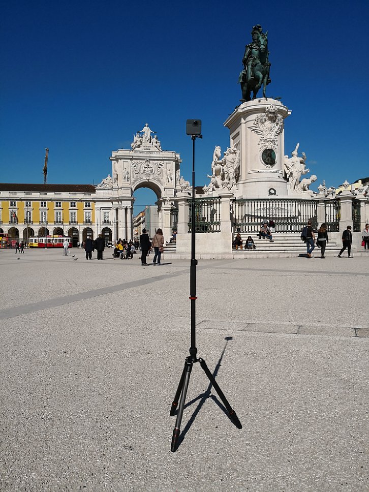 Bild Hama Selfie-Stick "Selfie 100 Panorama" im Einsatz als Stativ-Verlängerung auf einem Reisestativ mit einer GoPro Fusion Panoramakamera. [Foto: MediaNord]