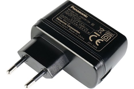 Bild Das Panasonic VSK0815K kann mit seinen 5 V und 1,8 A (9 W) nicht nur zum Aufladen, sondern auch zur Dauerstromversorgung, beispielsweise der Lumix DC-S5, verwendet werden. [Foto: MediaNord]