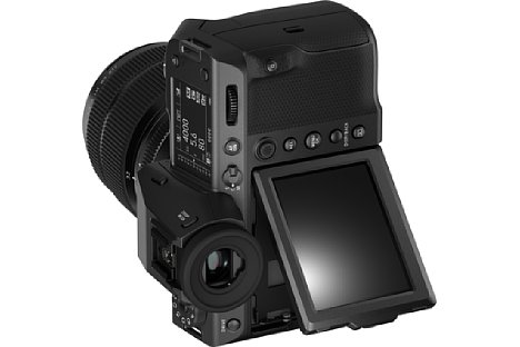 Bild Für Hochformataufnahmen kann der Touchscreen der Fujifilm GFX100 II auch seitlich geklappt werden. [Foto: Fujifilm]