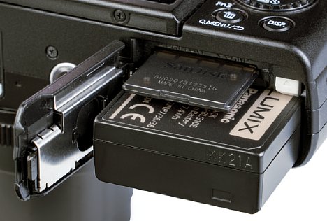 Bild Das Akku- und Speicherkartenfach ist auf der Unterseite der Panasonic Lumix DC-TZ96 zu finden. [Foto: MediaNord]