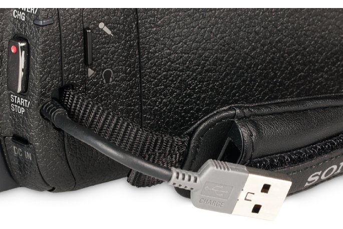 Bild Ein pfiffiges Detail: Ein kurzes USB-Kabel hast du beim Sony FDR-AXP33/AX33 immer dabei. Damit kannst du das Gerät jederzeit überall laden, wo eine USB-Buchse ist – oder die Daten übertragen. [Foto: MediaNord]