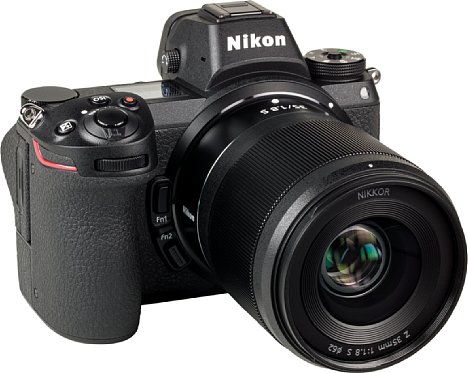 Bild Die Nikon Z 7 in Kombination mit dem Z 35 mm 1:1,8 S sieht recht wuchtig aus, so dass man das Objektiv für ein kompaktes Zoom halten könnte. [Foto: MediaNord]