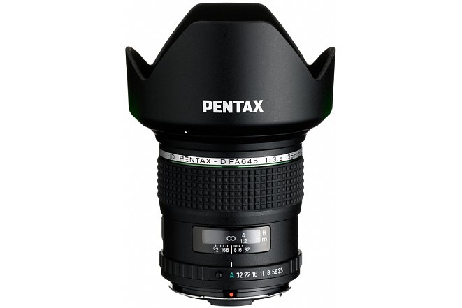 Bild Sowohl die Streulichtblende als auch eine Objektivtasche gehören zum Lieferumfang des ab Dezember 2015 für knapp 1.800 Euro erhältlichen HD Pentax-D FA 645 35mm F3,5 AL [IF]. [Foto: Pentax]
