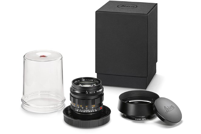 Bild Lieferumfang der unlimitierten schwarzen Version des Leica Noctilux-M 1:1,2/50 Asph. [Foto: Leica]
