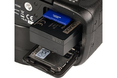 Bild Für gut 380 Aufnahmen reicht der Lithium-Ionen-Akku der Panasonic Lumix DMC-FZ300. Dank SDXC-Kompatibilität lassen sich auch sehr große Speicherkarte verwenden. U3-Karten sind für die 4K-Funktionen notwendig. [Foto: MediaNord]